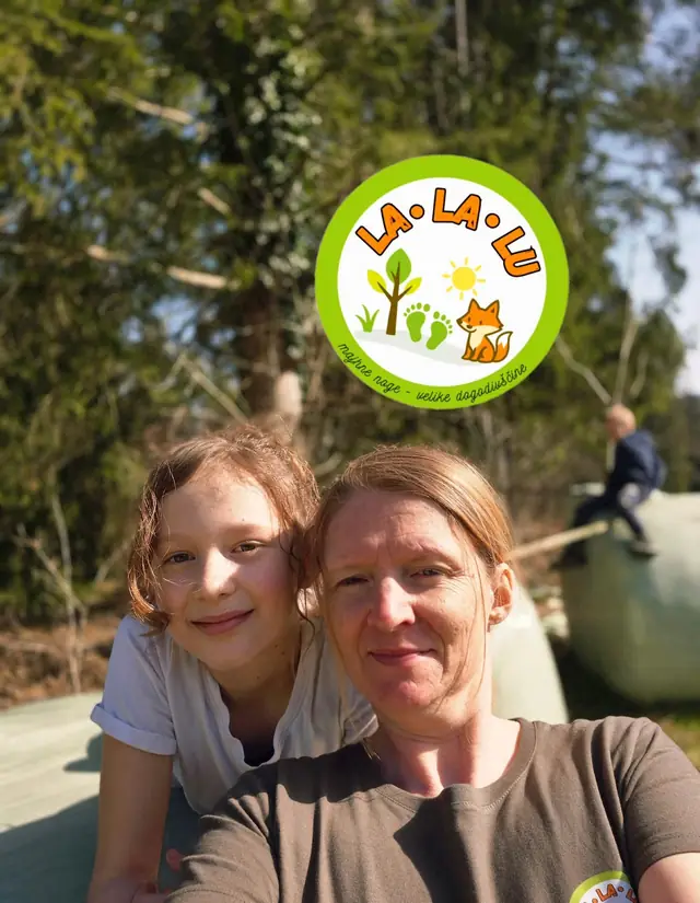 Klavdija Bobovnik, ustanoviteljica Lalalu, s hčerko v gozdu